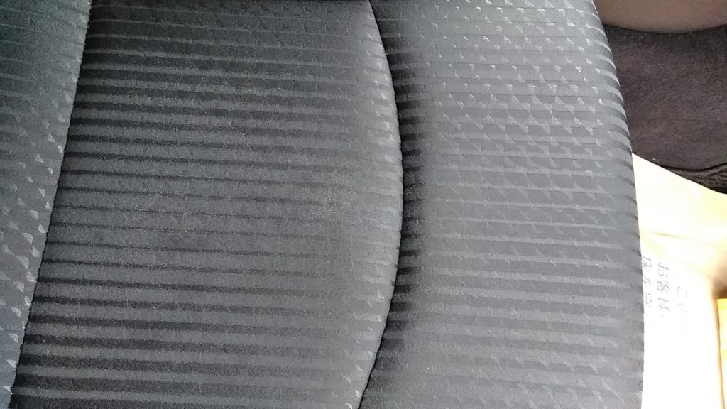 トヨタ プリウス シートの焦げ穴補修