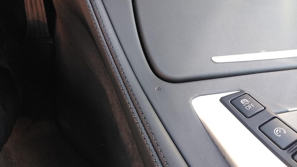 BMW M5 センターコンソールの焦げ穴補修