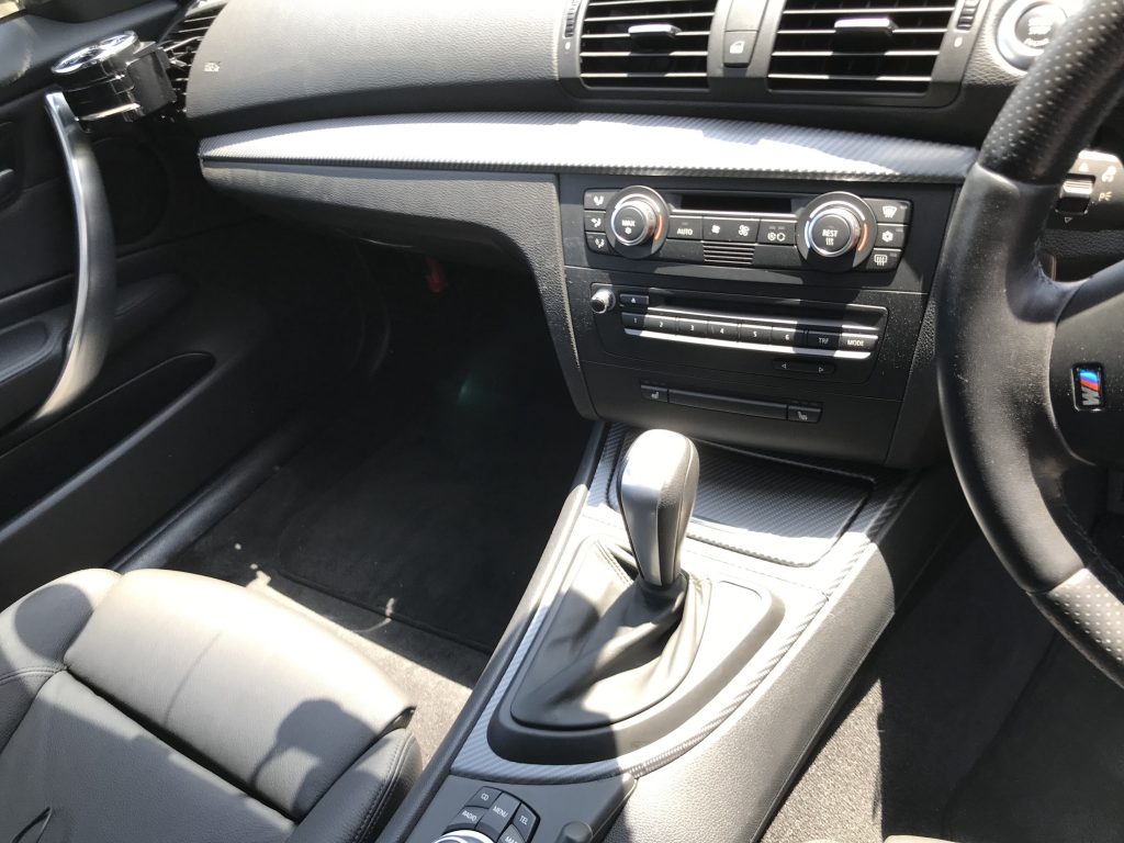 BMW 135i インパネへのカーボンパターンシート貼付け
