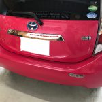トヨタ アクア フロアマットの焦げ穴補修