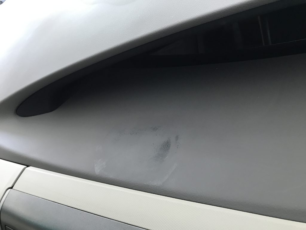 トヨタ エスティマ ダッシュボードの塗装剥がれ補修