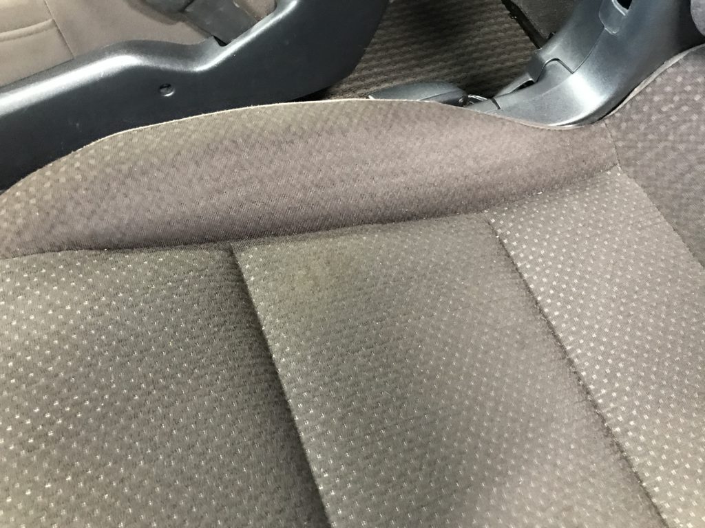 トヨタ スペード シートの焦げ穴補修