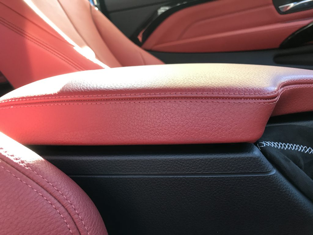 BMW 435i 本革シートとコンソール蓋の色剥がれ補修