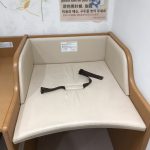 サービスエリア施設の赤ちゃん用おむつ替え台生地破れ張替