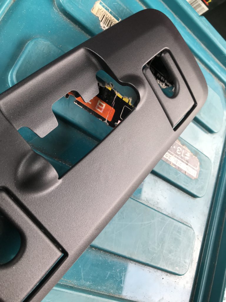 マイバッハ S550 シート樹脂パーツの穴補修