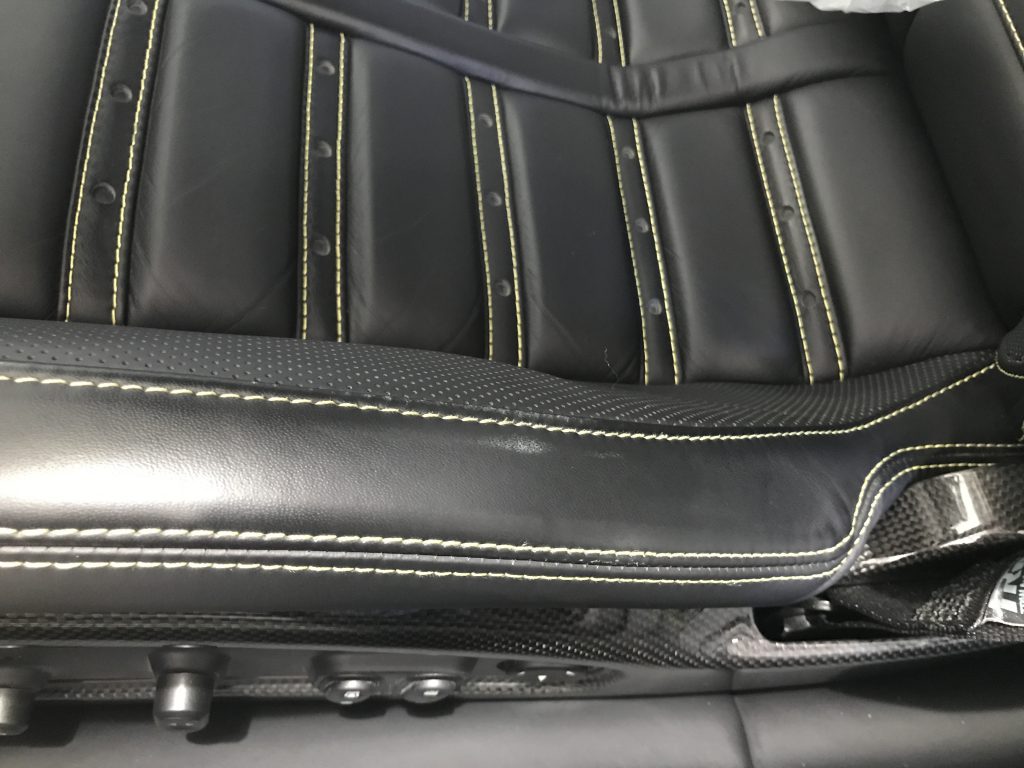 フェラーリ 599 本革シートの色剥がれ補修