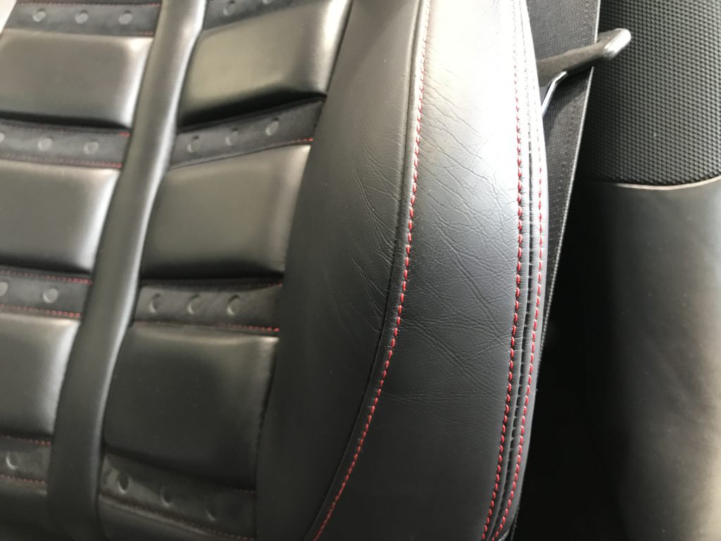 フェラーリ 458イタリア 本革シート背もたれサイドサポート部の色剥がれ補修