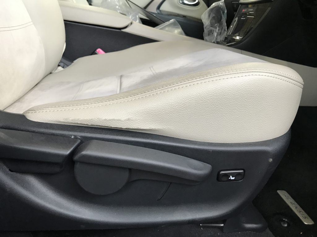 トヨタ アヴェンシス レザーシート座面側面の破れ補修