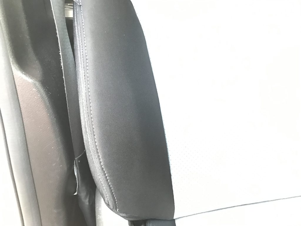 スバル XV 平織りシートの破れ補修(部分張替)