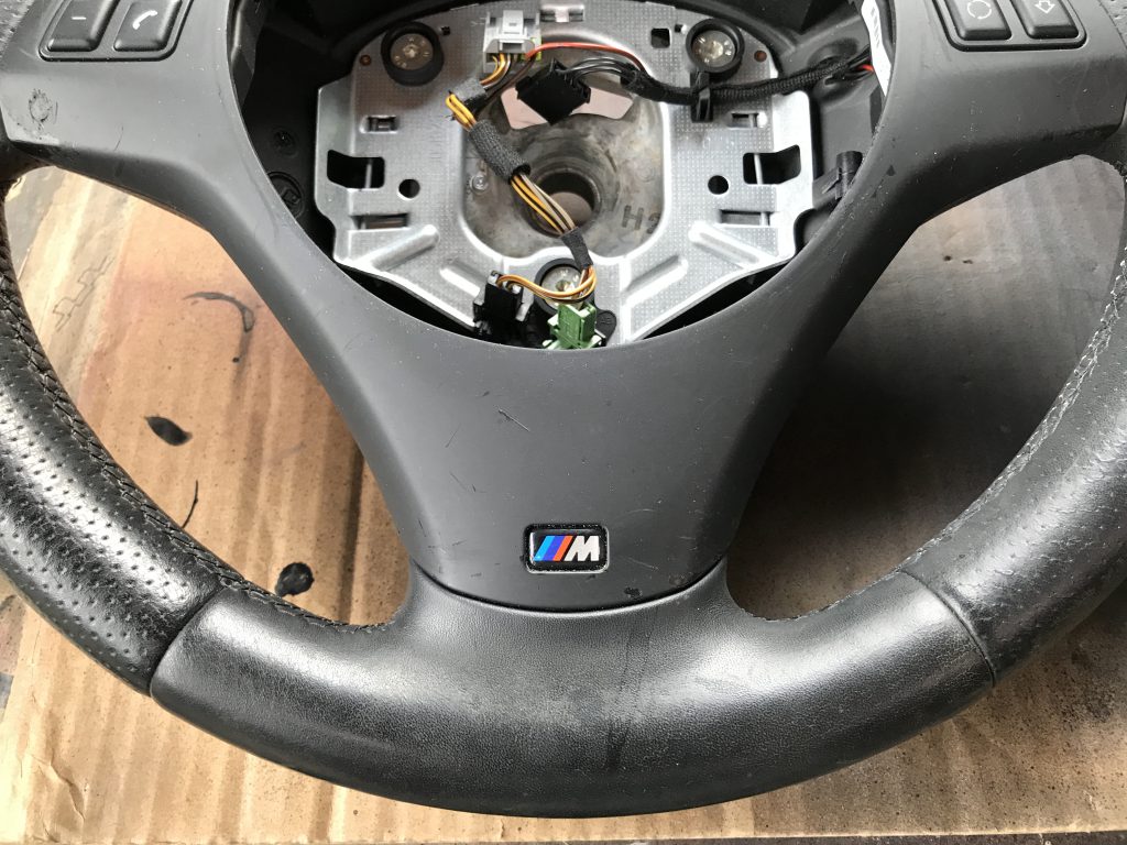 BMW 320i Mスポーツ ステアリングの張替、樹脂パーツ補修