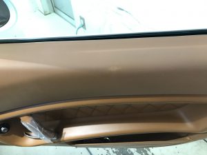 フェラーリ カリフォルニア ドアトリムの色剝がれ補修