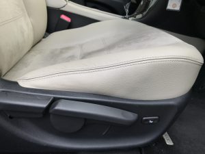 トヨタ アヴェンシス レザーシートの破れと色剥がれ補修