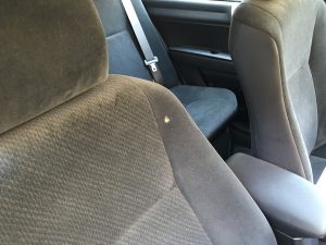 トヨタ カローラ モケットシートの焦げ穴補修