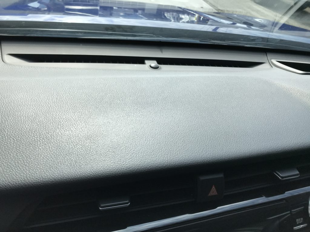 トヨタ カムリ ダッシュボードの両面テープ残りの補修