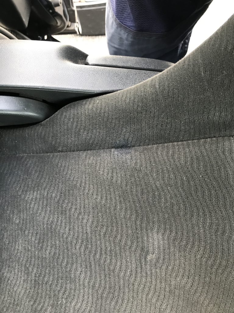 トヨタ ノア モケットシートの焦げ穴補修