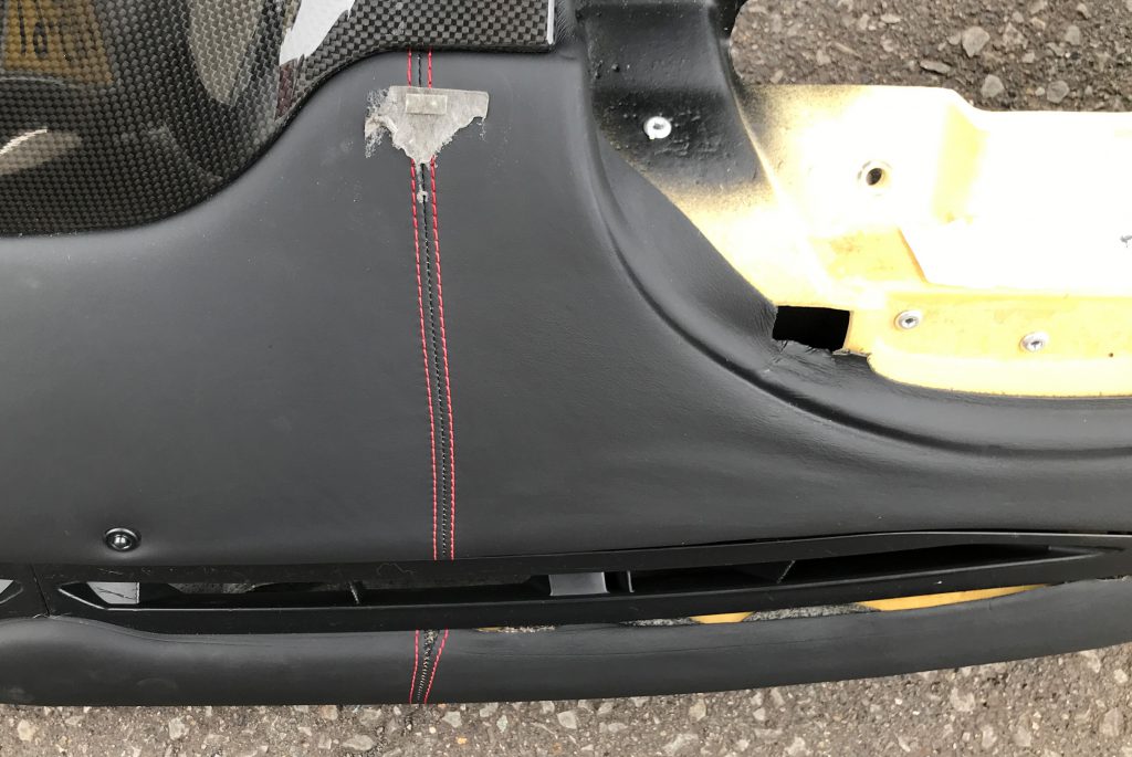 フェラーリ F599 ダッシュボードの革生地張替