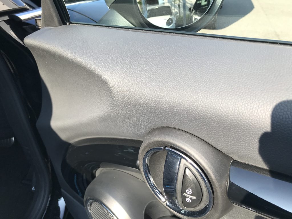 BMW Mini ドアトリムの擦り傷補修
