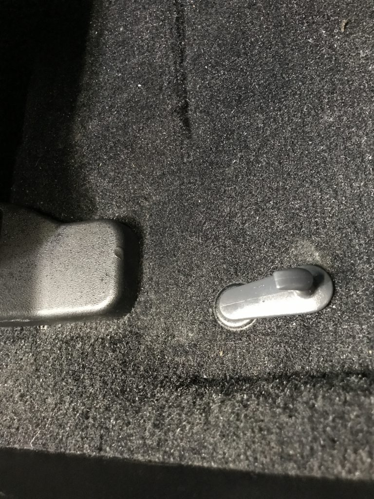 日産 フーガ フロアカーペットの焦げ痕補修