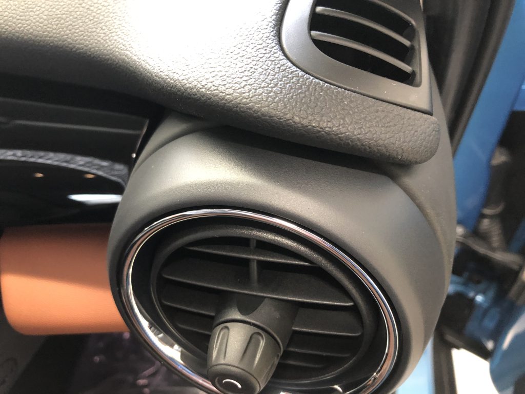 BMW Mini エアコン吹き出し口樹脂パーツの擦り傷補修