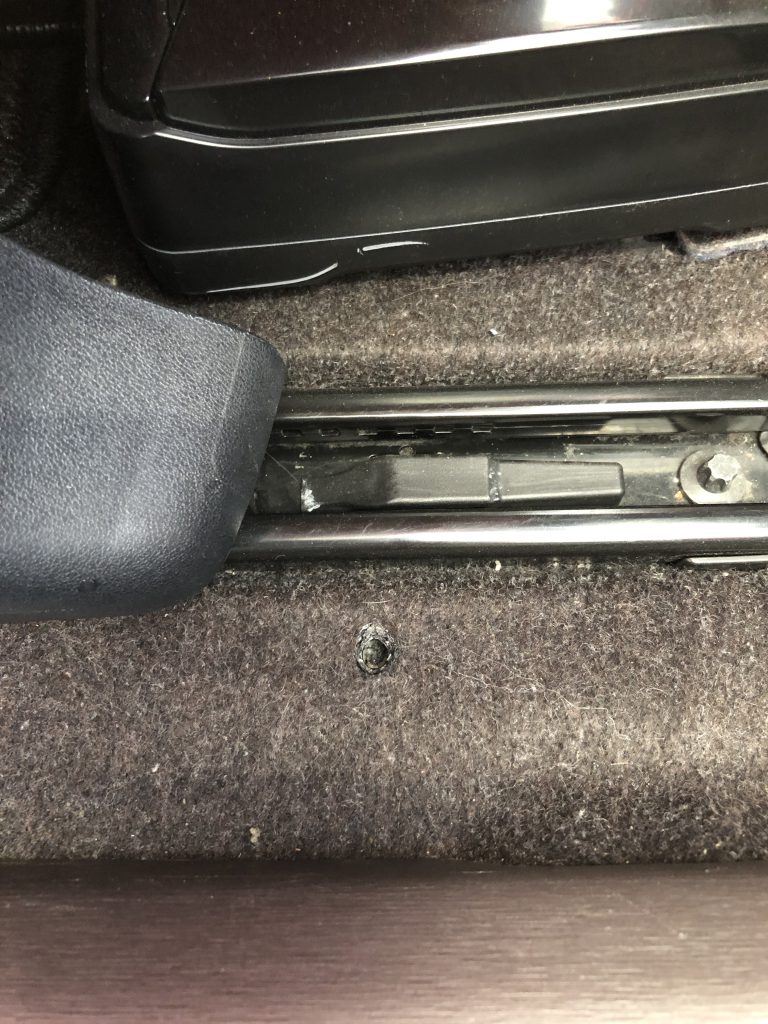 トヨタ IQ フロアカーペットの焦げ穴補修