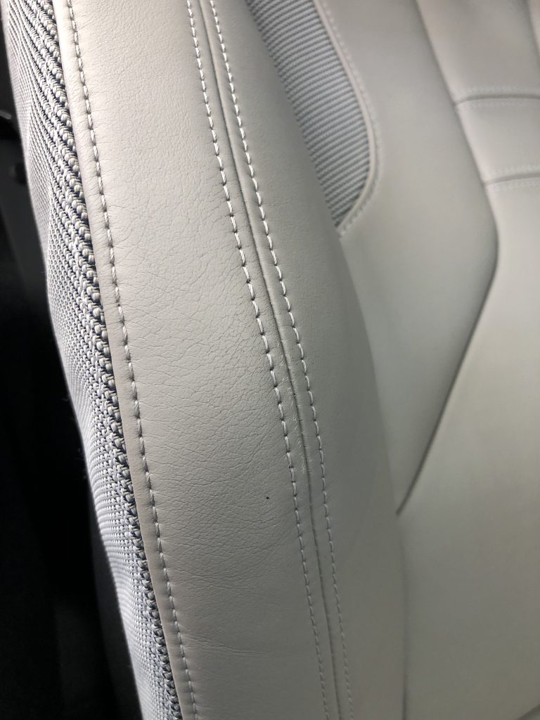 BMW i8 本革シートの皺補修