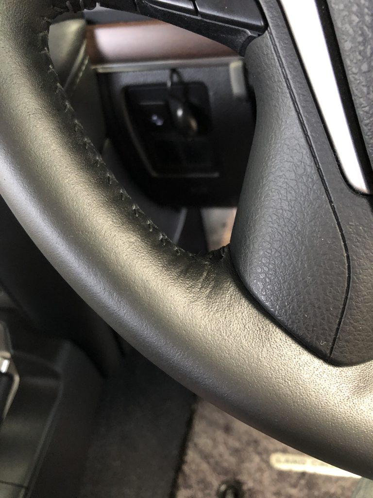 トヨタ ランドクルーザー 本革ステアリングの表皮剥がれ補修