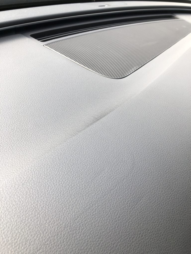 アウディ S8 ダッシュボードの切れ補修