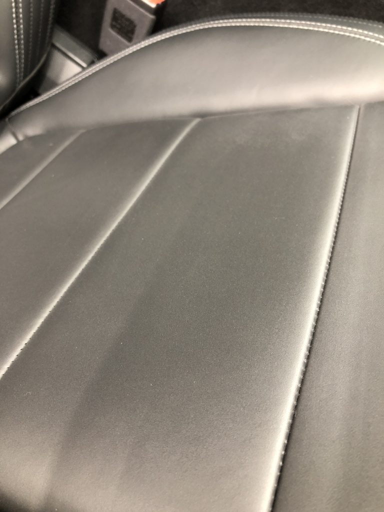 メルセデスベンツ E220d 本革シートの擦り傷補修