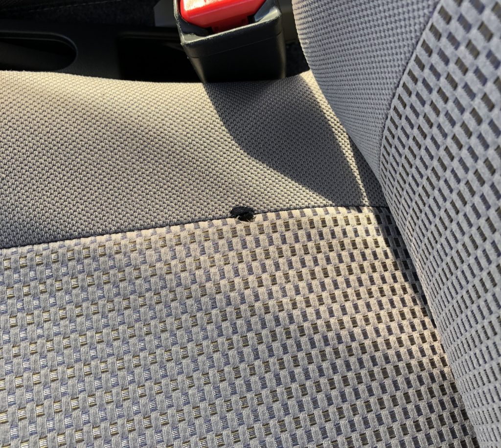 トヨタ ピクシス 平織り生地シートの焦げ穴補修