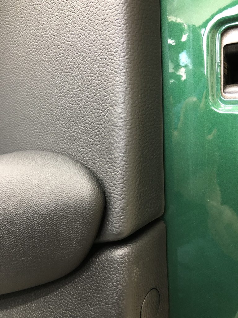  BMW Mini ドアトリムの凹み傷補修