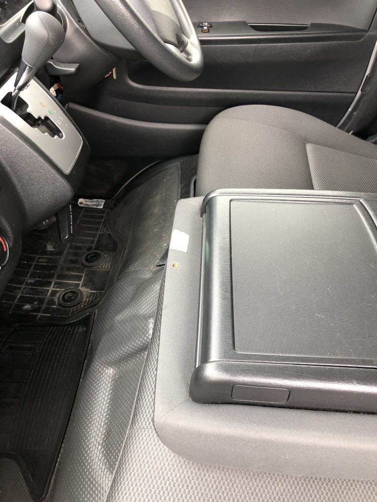 トヨタ ハイエース モケットシートの焦げ穴補修(センターシートの背面)