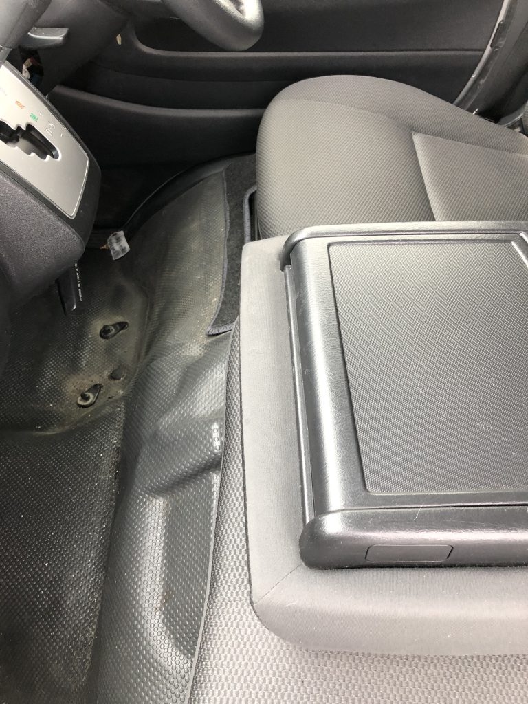 トヨタ ハイエース モケットシートの焦げ穴補修(センターシートの背面)