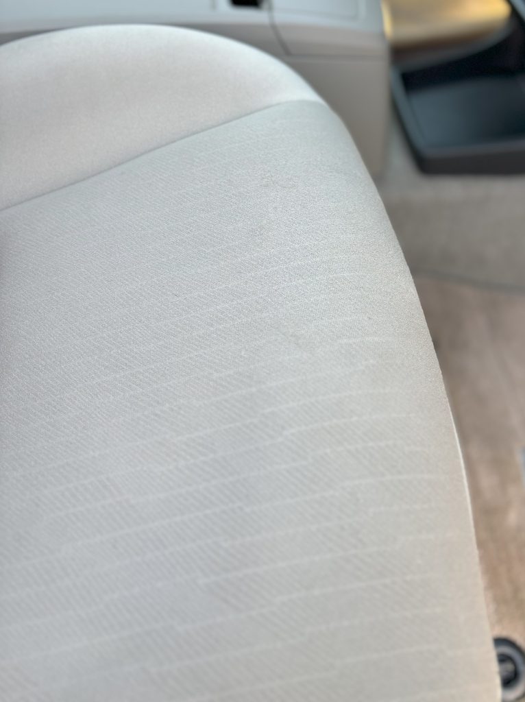 トヨタ ウィッシュ モケットシートの焦げ痕補修
