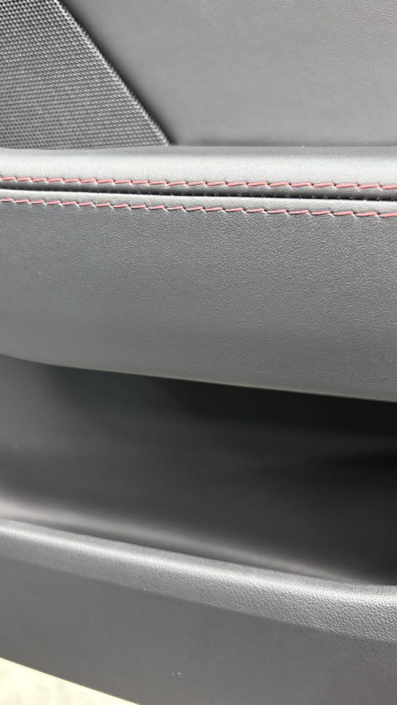 ジャガー F-Type ドアトリムの擦り傷補修