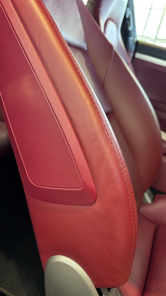 ポルシェ 911カレラ 本革シートの色褪せ補修