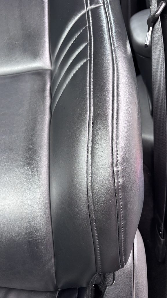 ダッジ チャレンジャー レザーシートの破れ補修