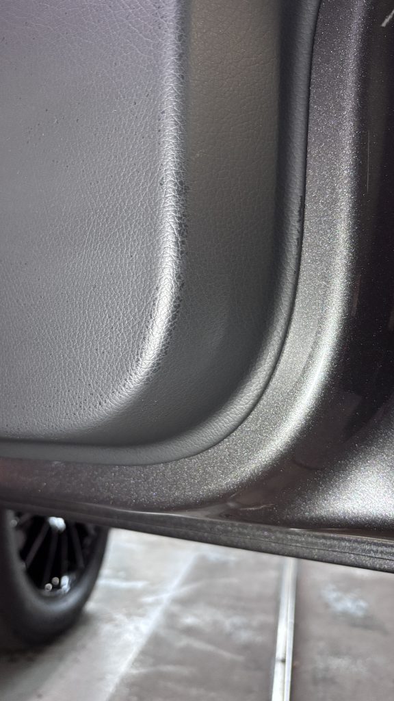 AMG G63 ドアトリムの糊痕？塗装剥がれ？補修