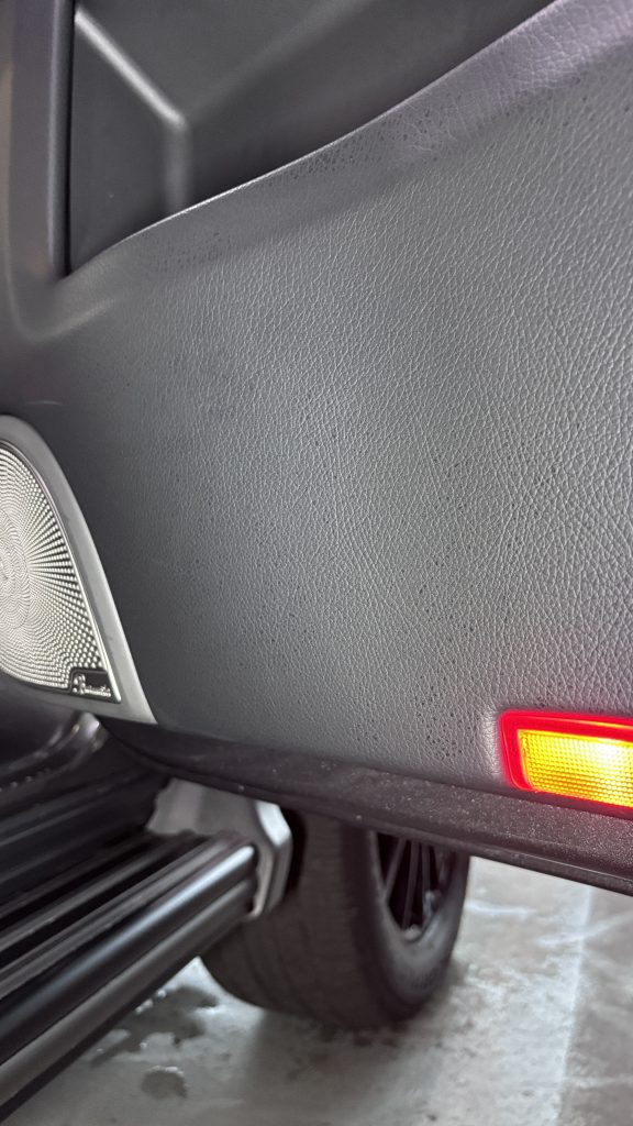 AMG G63 ドアトリムの糊痕？塗装剥がれ？補修