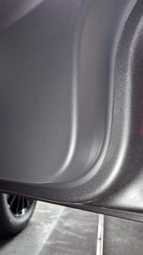 AMG G63 ドアトリムの糊痕？塗装剥がれ？補修