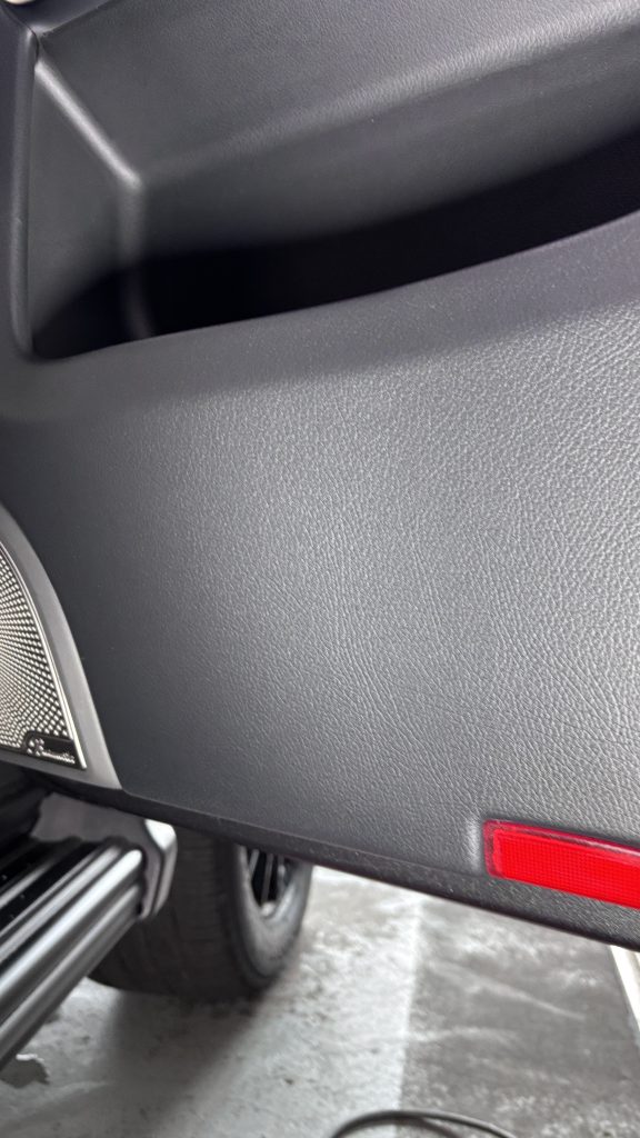 AMG G63 ドアトリムの糊痕？塗装剥がれ？補修