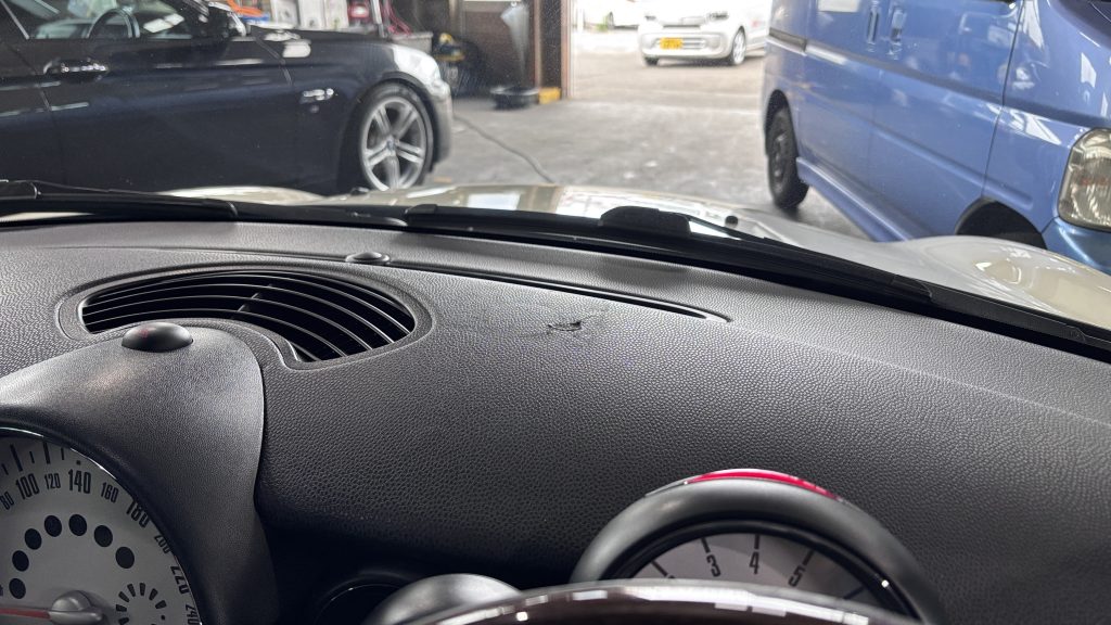 BMW Mini ダッシュボードの傷補修