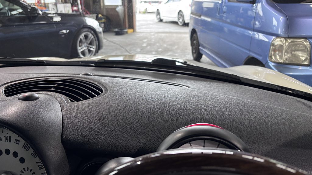 BMW Mini ダッシュボードの傷補修