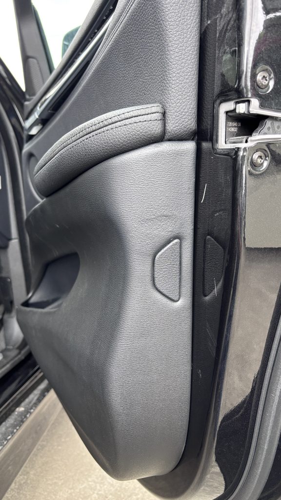 BMW X5 ドアトリムの凹み破れ補修