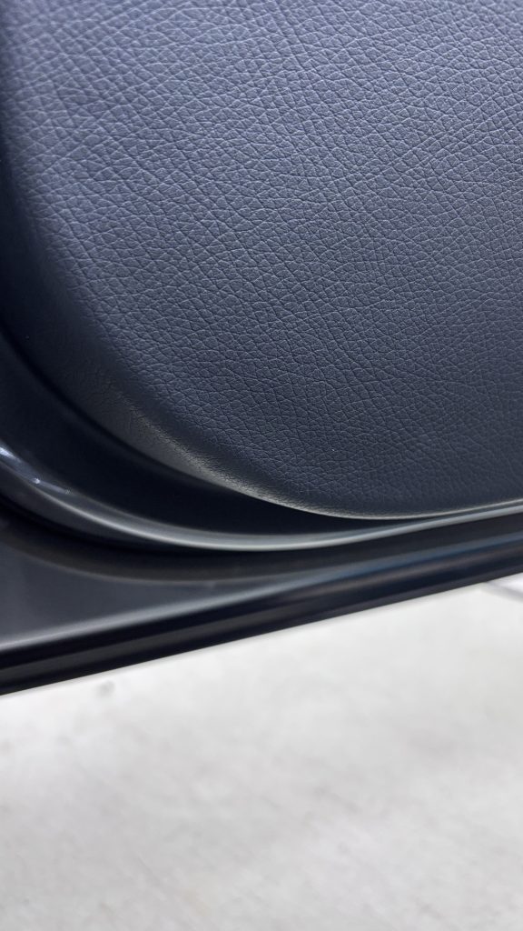 メルセデスベンツ E220d ドアトリムの凹み補修