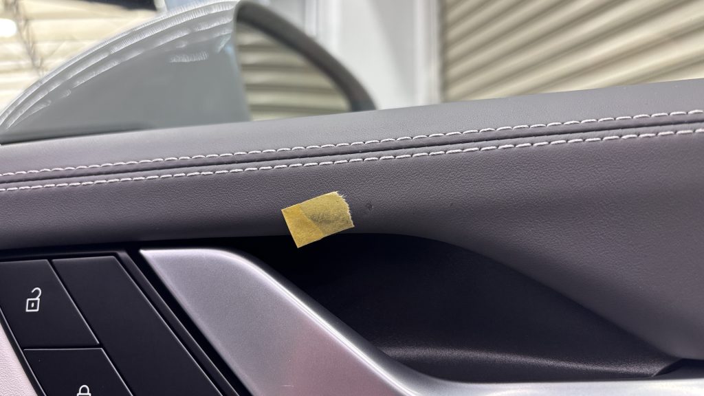 ポルシェ 911カレラ ドアトリムの凹み傷(小)補修