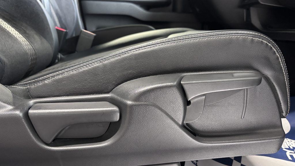 ホンダ NBox レザーシートの破れ補修