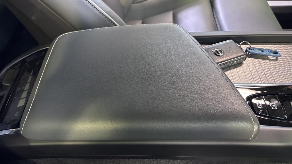 ボルボ XC60 センターコンソールボックス蓋の傷(小)補修