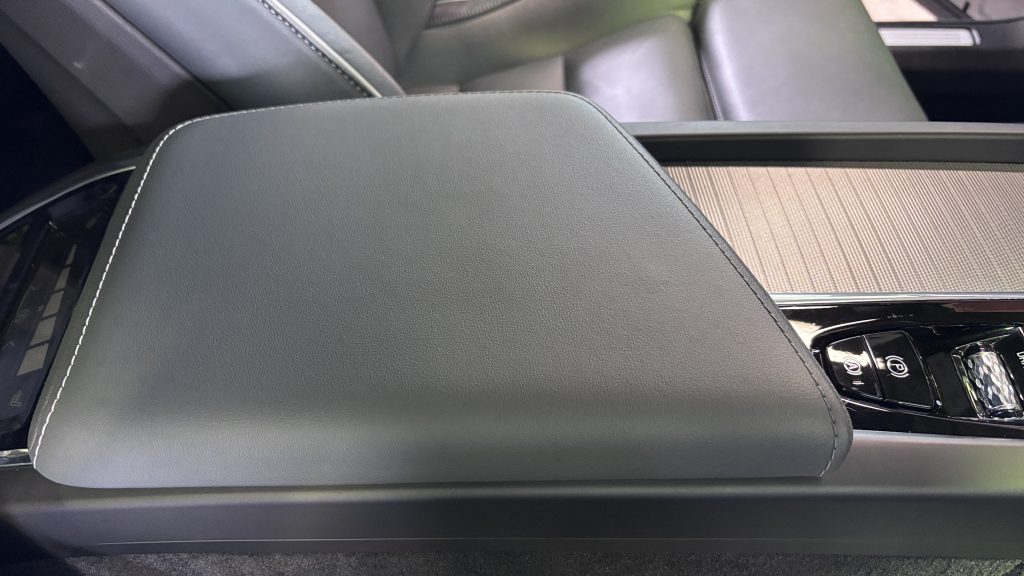 ボルボ XC60 センターコンソールボックス蓋の傷(小)補修