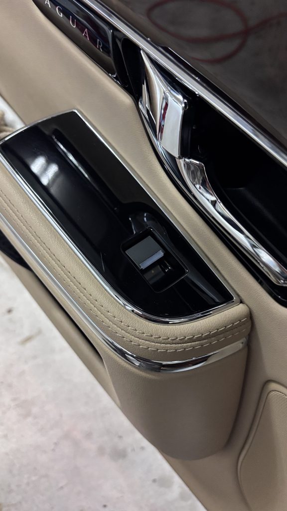 ジャガー XJ パワーウィンドウスイッチのベタツキ補修