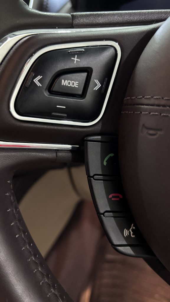 ジャガー XJ ステアリングスイッチのベタツキ補修